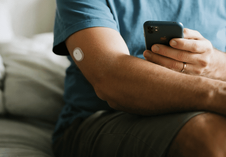 Sibionics-Glucose-Monitor-User-With-Smartphone